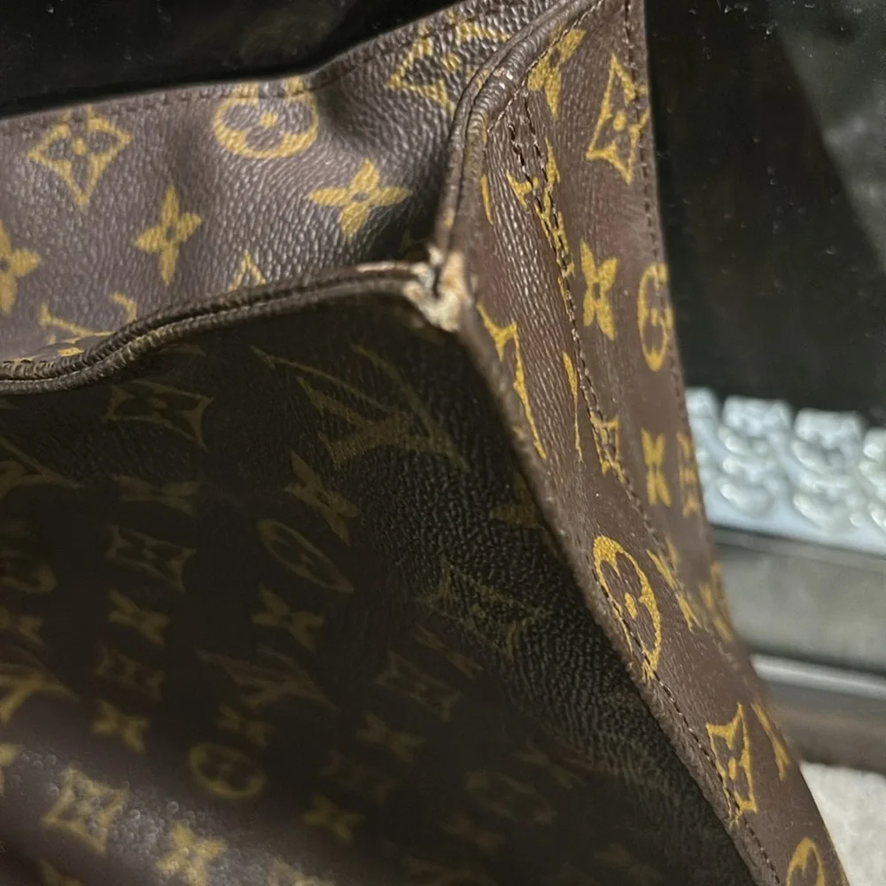 Louis Vuitton tote, rolled handles. Open top. - Picture 9 of 15
